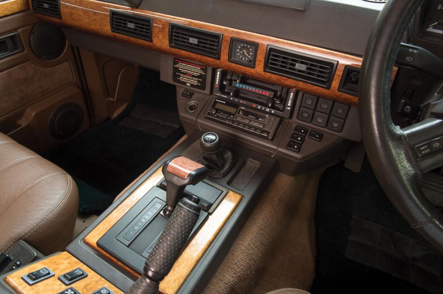 Детали интерьера Land Rover Range Rover Vogue LSE 1992 года  (фото 1 из 16)